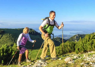 Ein Paar beim Nordic Wandern in den Bergen