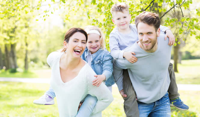 Eine glückliche Familie im Grünen