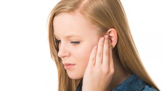 Ein junges Mädchen hat Tinnitus