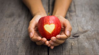Ein Apfel mit Herz-Verzierung
