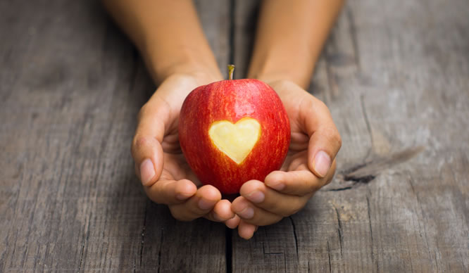 Ein Apfel mit Herz-Verzierung