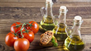Frische Tomaten und Olivenöl aus dem Mittelmeerraum