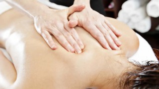 Eine Massage nach Ayurveda kann gegen MS helfen