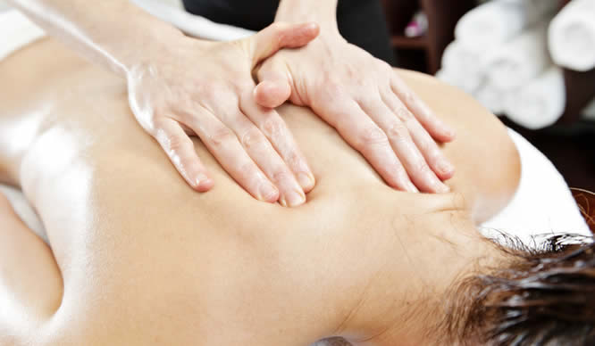 Eine Massage nach Ayurveda kann gegen MS helfen