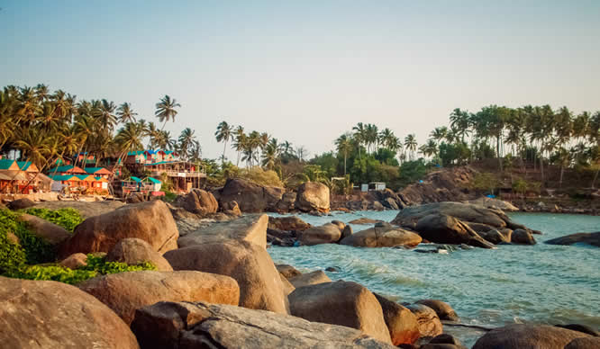 Ein felsiger Strand in Goa