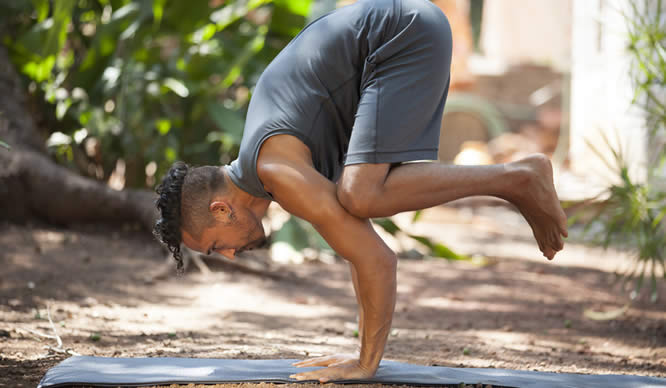 Ein Mann führt Yoga-Übungen aus