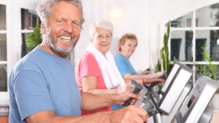 Ein aktiver Senior trainiert im Fitnessstudio