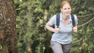 Eine Junge Frau wandert einen Berg hinauf