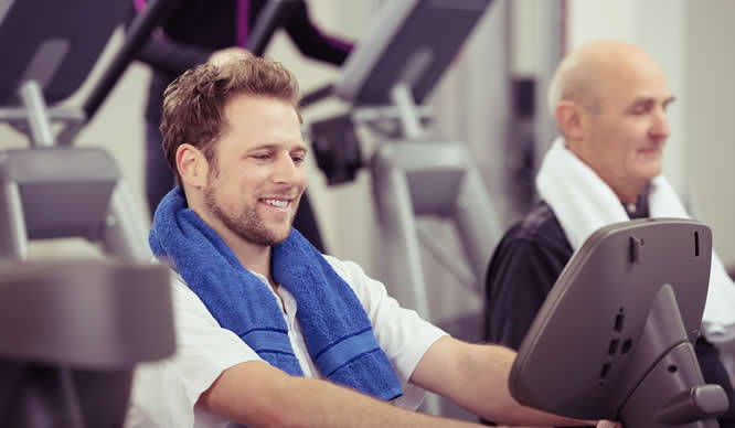 Ein junger Mann trainiert im Fitnessstudio