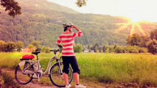 Eine Frau legt bei ihrer Radtour eine Pause ein