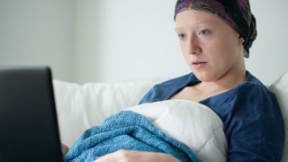 Eine Krebspatientin nutz ihren Laptop