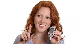 Regelmäßiges Blutzuckermessen beugt dem diabetischen Fuß vor.