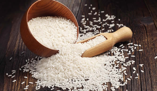 Eine umgekippte Schale mit Reis