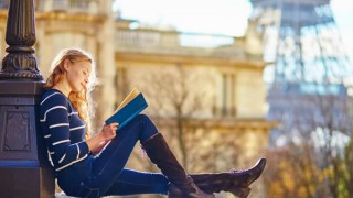 Eine junge Frau entspannt beim Lesen