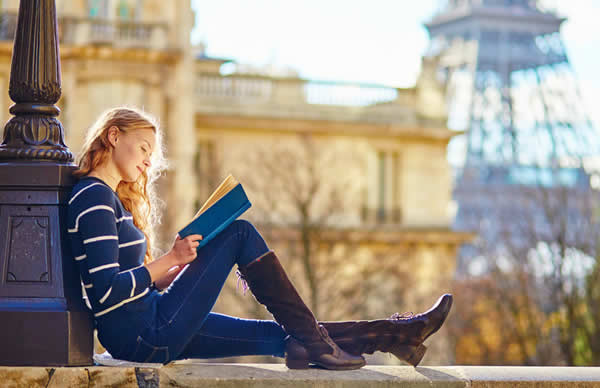 Eine junge Frau entspannt beim Lesen