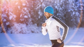 Ein Mann joggt im Winter