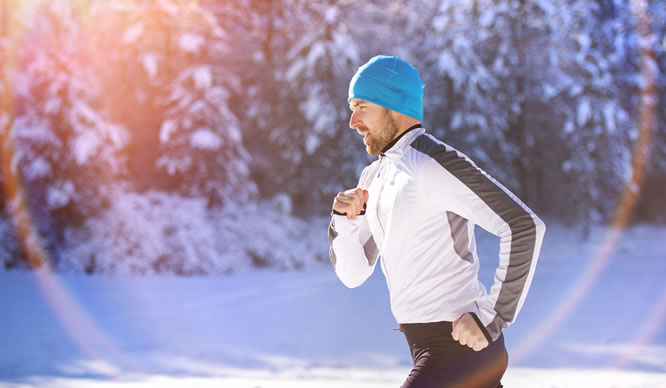 Ein Mann joggt im Winter