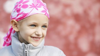 Ein kleines Mädchen in der Chemotherapie