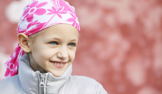 Ein kleines Mädchen in der Chemotherapie