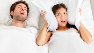 Ein Mann hält seine Frau durch Schnarchen wach