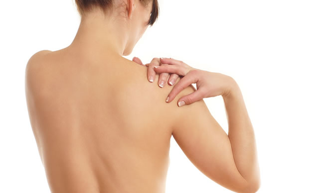 Eine Frau hat Rheuma-Schmerzen in der Schulter