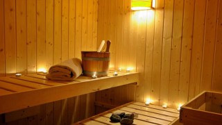 Holzbank in einer Sauna mit Zubehör