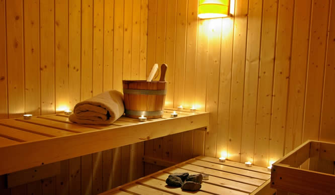 Holzbank in einer Sauna mit Zubehör
