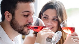 Wein soll vor Herzkrankheiten schützen.