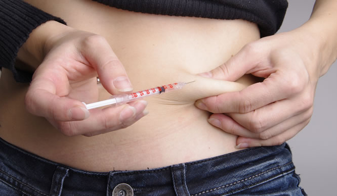 Eine Diabetikerin verabreicht sich Insulin