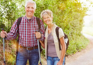Ein älteres Ehepaar beim Nordic Walking