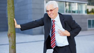 Ein Mann erleidet einen Herzinfarkt auf offener Straße