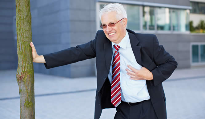 Ein Mann erleidet einen Herzinfarkt auf offener Straße