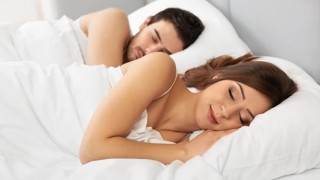Ein junges Paar schläft friedlich nebeneinander