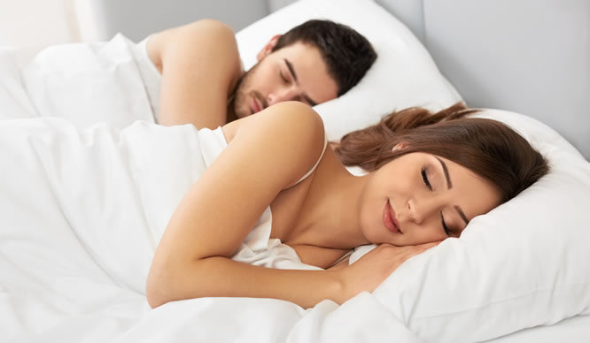Ein junges Paar schläft friedlich nebeneinander