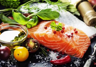 Fisch wie Lachs enthält wertvolle Omega-3-Fettsäuren