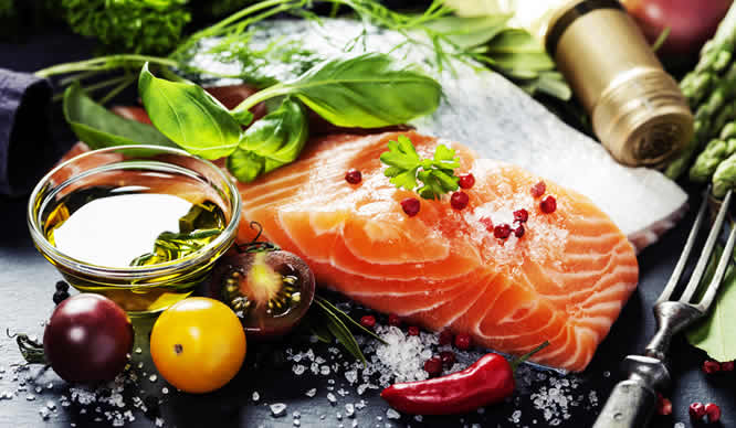 Fisch wie Lachs enthält wertvolle Omega-3-Fettsäuren
