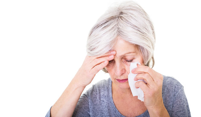 Eine ältere Dame mit Sinusitis