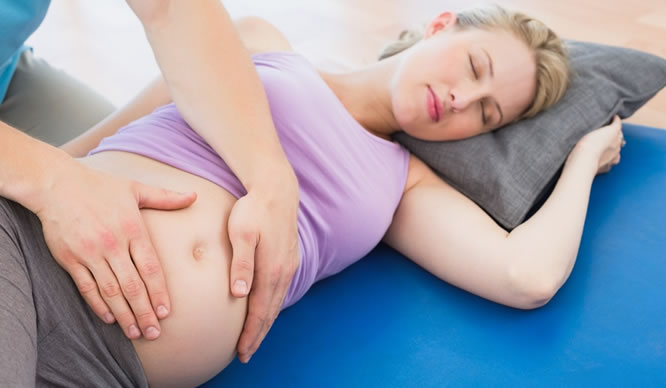 Eine Massage kann das Baby in die richtige Position bringen.