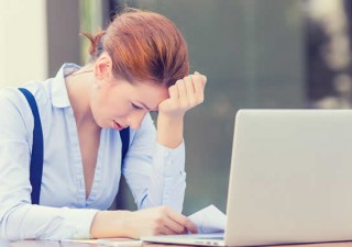 Eine Frau erleidet am Arbeitsplatz einen Burnout