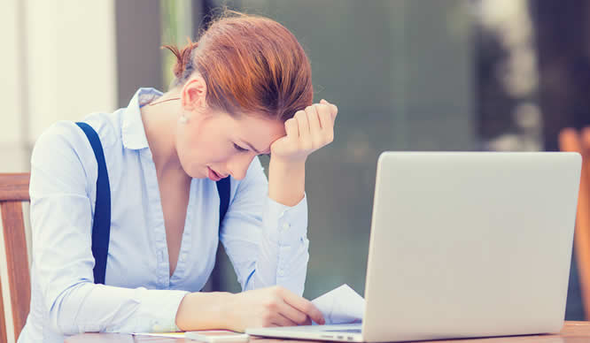 Eine Frau erleidet am Arbeitsplatz einen Burnout