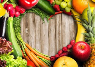 Ein Herz geformt aus frischen Obst und Gemüse
