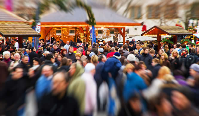 Eine Weihnachtsmarkt mit regem Einkaufstrubel