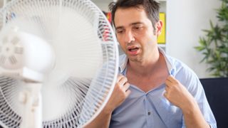 Mann leidet unter Hitze und hat Kreislaufbeschwerden