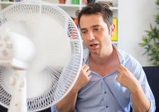 Mann leidet unter Hitze und hat Kreislaufbeschwerden